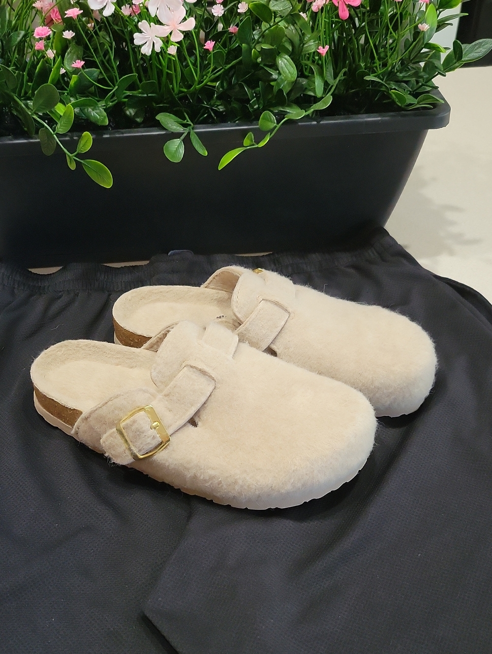 Cushionaire -Cozy Cream Shearling Clog Mules Size 8